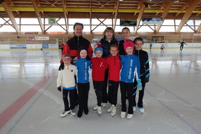 Die sieben Teilnehmer am Flimser Super-Sommer-Camp Salome Schmid, Lukas Lendi, Julia Weissenhofer, Celestina Schmid, Fiona Lendi, Anna-Klara Wolf und Romana Kaiser mit Trainerin Elena Romanova und Organisator Daniel Fürer.