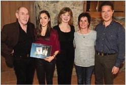 Walter Frischknecht, Romana Kaiser, Elena Romanova sowie Cornelia und Patrik Kaiser bei der Preisverleihung.