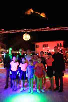 Eislauf-Show mit neun Liechtensteiner Läuferinnen bei der Eröffnung von Vaduz-on-Ice 2015. 